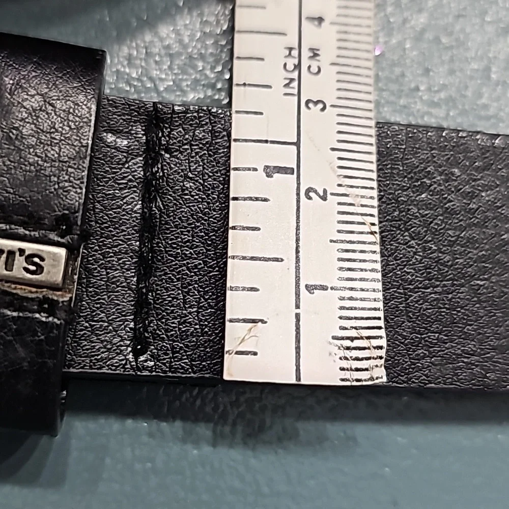 Levi's black with silver buckle large‎ belt. 31-32.